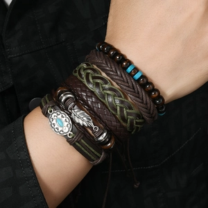 Nahaufnahme der mehrlagigen Boho-Perlenarmbänder mit Türkis und Federanhänger