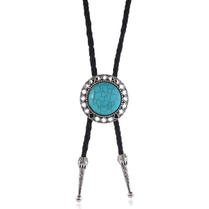 Détail d'une cravate Bolo rétro avec pierre turquoise et cordon noir tressé élégant