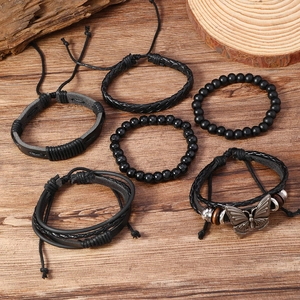 Détail d'un lot de 6 bracelets bohèmes en perles noires et cuir tressé avec papillon argenté