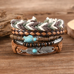 Mehrlagiges Boho-Armband mit Türkis-Perlen, Lederband und Anhängern aus Schildkröte und Feder