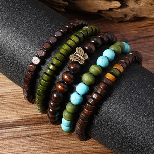 Gros plan du bracelet bohème multicouche avec perles en bois et pierres turquoises