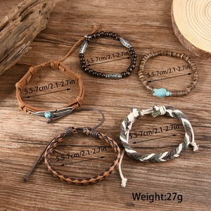 Detailansicht eines 5-teiligen Boho-Armband-Sets mit Schildkröten- und Federanhängern