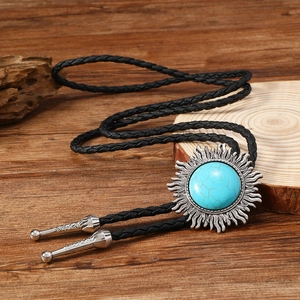 Détail de cravate bolo vintage avec pendentif turquoise sur fond de bois rustique