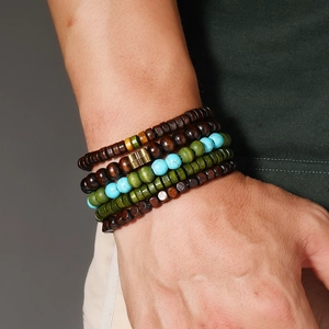 Vue macro des bracelets multicouches en perles de bois bohème avec touches turquoise