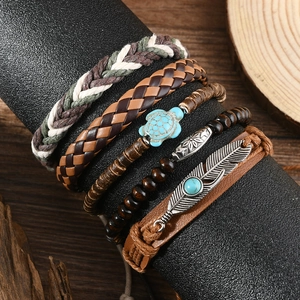 Detailaufnahme von böhmischen Lagenarmbändern mit Schildkröten- und Federanhängern