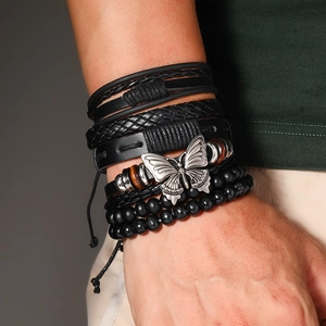 Détails de bracelets multicouches bohèmes avec lanières en cuir et breloque papillon en métal