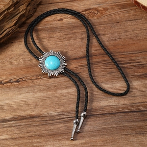 Vue détaillée d'une cravate Bolo vintage avec pierre turquoise sur fond en bois rustique