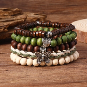 Détail de bracelets bohèmes à quatre couches en perles de bois avec feuilles d'argent