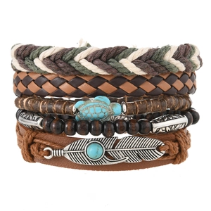 Detailliertes 5er-Set Boho-Armbänder mit Türkis-Anhängern und Holzperlen-Elementen