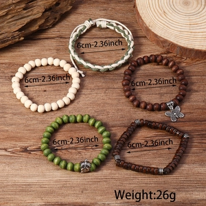 Détail du lot de 5 bracelets bohèmes avec perles en bois turquoise et pendentifs