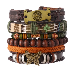 Détail de bracelets bohèmes multicouches avec pendentifs arbre de vie et papillon