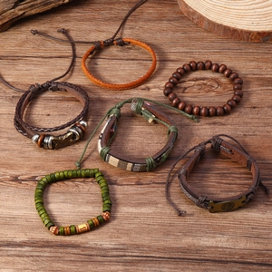 Détail du lot de 6 bracelets bohèmes en cuir avec pendentifs papillon et arbre de vie
