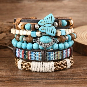 Details von böhmischen Mehrlagen-Armbändern mit Türkisperlen und Schmetterling