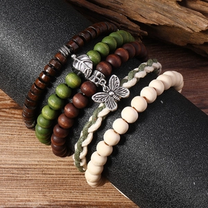 Détail du lot de cinq bracelets bohèmes en perles de bois avec pendentifs feuilles