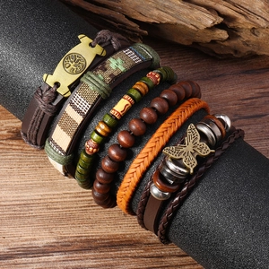 Détails d'un ensemble de bracelets bohèmes multicouches avec arbre de vie et papillon