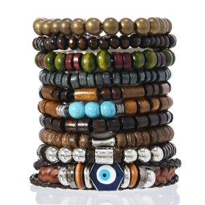 Détail de l'ensemble de bracelets bohèmes avec perles en bois et pendentif œil grec