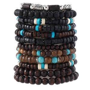 Detail von Boho-Armband-Set mit Türkissteinen und geschichteten Holzperlen