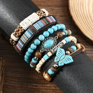 Detailansicht eines Boho-Armband-Sets mit Türkisperlen und Schmetterlingsanhänger in Leder