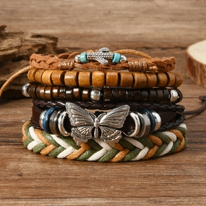 Vue détaillée des bracelets bohèmes multicouches avec breloques papillon et perles de bois