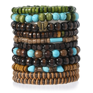 Détails de bracelets bohèmes superposables avec perles turquoise et breloques papillon