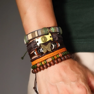 Détail macro du lot de bracelets bohèmes multicouches avec cuir et breloques papillon