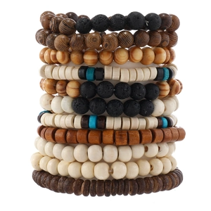 Detail eines böhmischen Armbandsets mit Türkis, Lavagestein und Holzperlen
