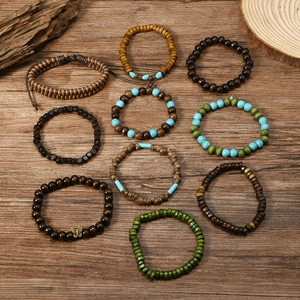 Gros plan détaillé de bracelets bohèmes avec perles de turquoise et bois sur fond en bois
