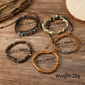 Détail de bracelets multicouches bohèmes avec perles turquoise, bois et breloques