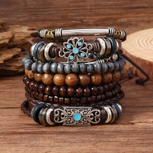 Détails de bracelets multicouches bohèmes avec cuir tressé et breloques bleues