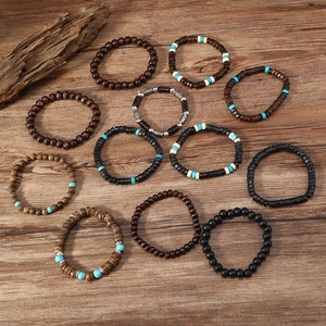 Detailansicht von 11 böhmischen Holzperlen-Armbändern mit Türkis und Metallakzenten