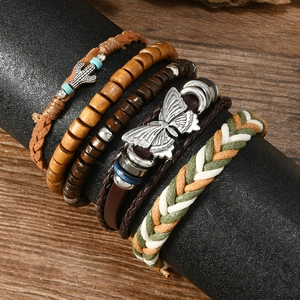 Détails de bracelets multicouches bohèmes avec perles turquoise et breloques