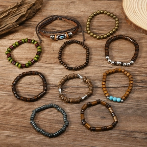 Détails de bracelets bohèmes avec turquoise, perles de l'œil bleu et perles en bois