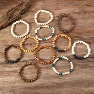 Detail von böhmischen Holzperlen-Armbandsets mit Türkis und Lavastein Akzenten