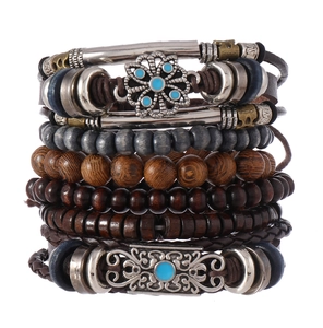 Détail d'un bracelet bohème multicouche avec cuir tressé, perles de bois et turquoise