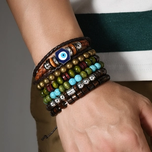 Détail d'un bracelet bohème multicouche avec perles en bois, cordon en cuir et œil bleu
