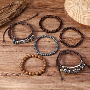 Vue détaillée du lot de 6 bracelets bohèmes avec perles en bois, cuir et détails turquoise