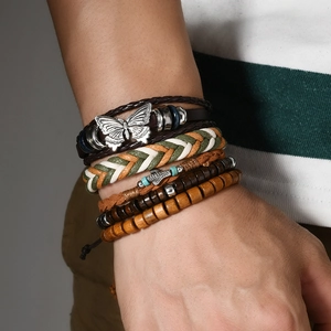 Détail de bracelets bohèmes multicouches avec perles en bois et breloques en métal