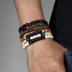 Details eines mehrlagigen Boho-Perlenarmband-Sets mit Türkis- und Lavasteinakzenten