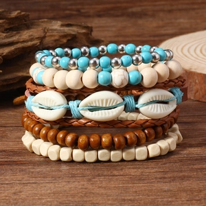 Détail de bracelets bohèmes multicouches avec perles de turquoise, perles de bois et coquillages