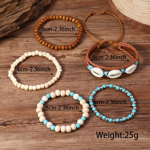 Détail d'un ensemble de cinq bracelets bohèmes avec perles en turquoise et bois