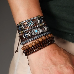 Gros plan sur un bracelet bohème multicouche en cuir avec perles et argent vintage