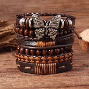 Détail d'un bracelet multicouche en cuir bohème avec papillon rétro et perles en bois