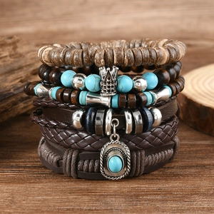 Detailansicht der Boho-Armbänder mit Türkissteinen, Holzperlen und Silberanhängern