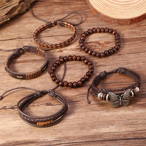 Détails de bracelets bohèmes multicouches avec cordons en cuir, perles et papillon