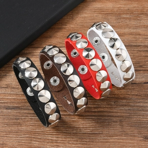 Bracelets punk en cuir PU avec rivets métalliques en noir, marron, rouge et blanc