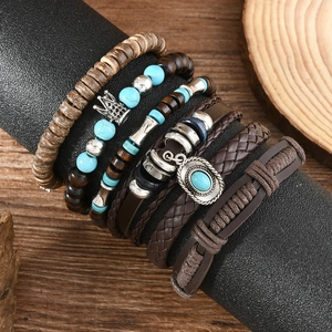 Detailansicht von mehrlagigen Boho-Armbändern mit Türkis- und Holzperlen