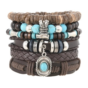 Detail eines mehrlagigen Boho-Armbands mit Türkissteinen und Metallanhängern