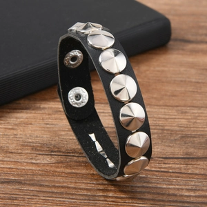 Bracelet punk en cuir PU noir avec rivets métalliques argentés et boutons-pression