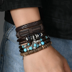 Detail eines mehrlagigen Boho-Armbands mit Türkis-Cowboyhut-Anhänger am Handgelenk