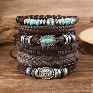 Detail von Boho-Armbändern mit Türkisperlen, Leder- und Holztexturen im Lagendesign